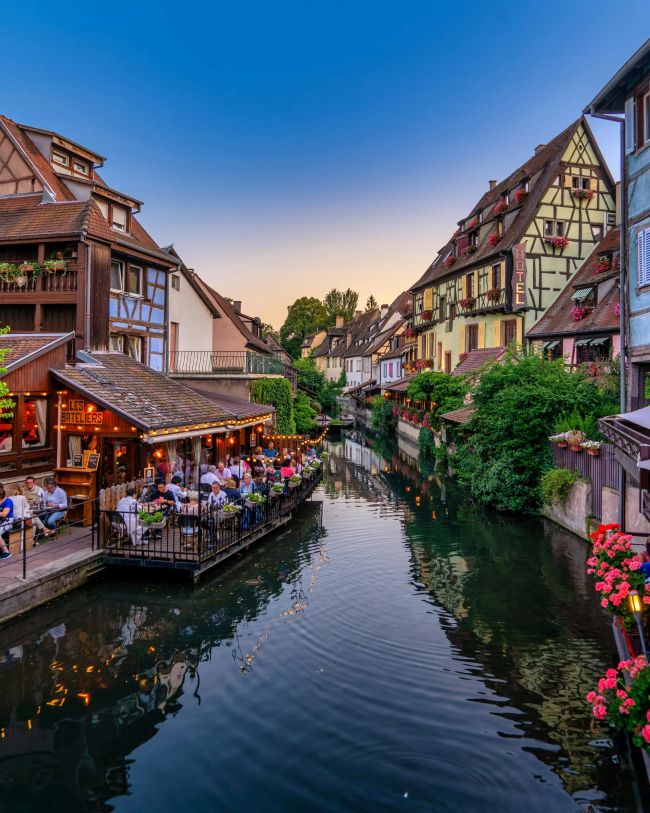 architecture à colombage typique des villes alsaciennes comme Colmar traversé par une rivière