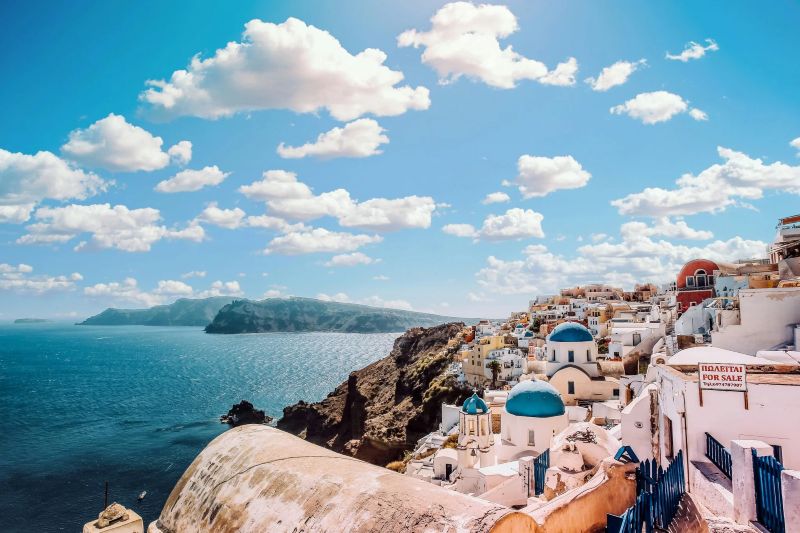 Vue captivante des célèbres bâtiments aux dômes bleus de Santorin en Grèce sous un ciel bleu
