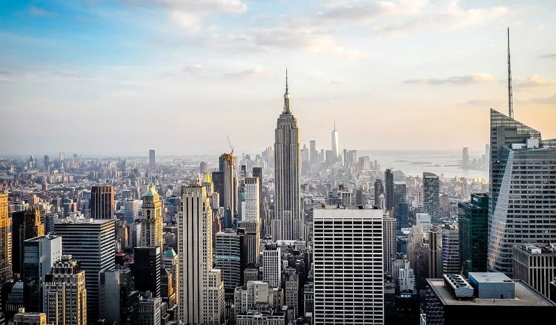 vue imprenable sur la skyline de New-York avec au premier plan l'empire state building