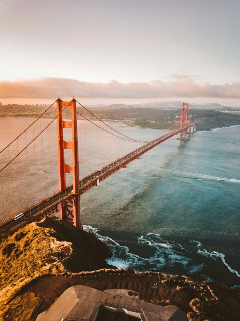 Vue aérienne à couper le souffle de l'emblématique Golden Gate Bridge à San Francisco au coucher du soleil