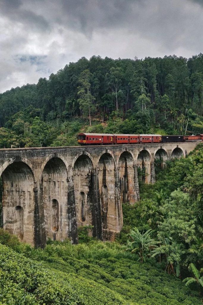 Train rouge traversant le nine arch bridge au Sri lanka, Ella, kandy
