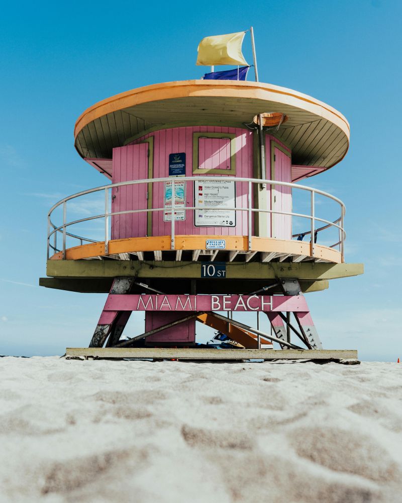post de secours rose typique des plages de miami beach