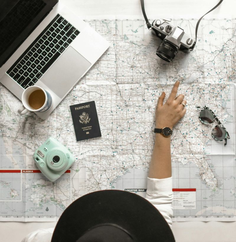 Illustration d’une carte contenant des éléments de voyage variés, représentant le concept de vacances sur mesure ou personnalisées.