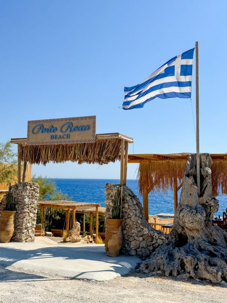 Vacances au soleil à Zakynthos en bord de mer avec bar de plage et drapeau grec