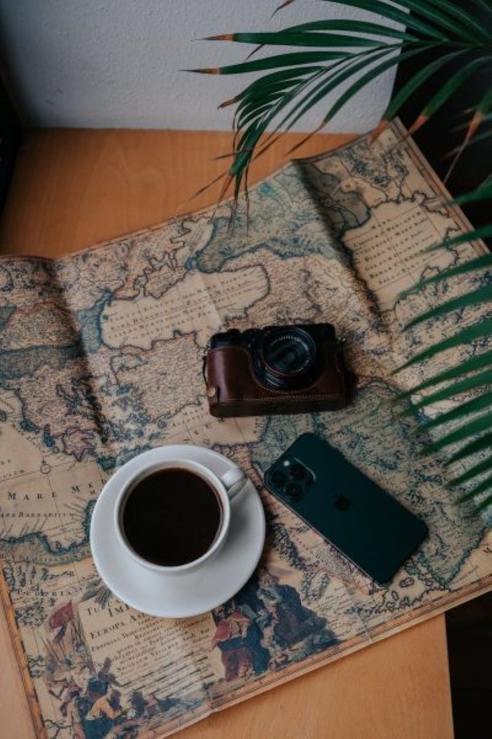 Gros plan d'une boussole posée sur une carte de l'Inde, symbolisant l'exploration et le voyage