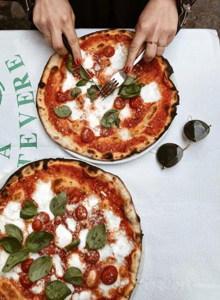 table composée de pizzas margarita pour un déjeuner lors d'un voyage à rome