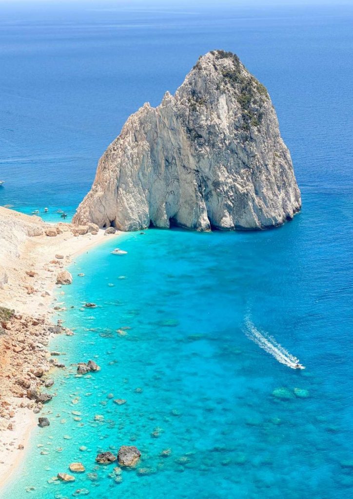 magnifique vue en hauteur sur une mer cristaline et sur les falaises blanches de zakynthos en grèce